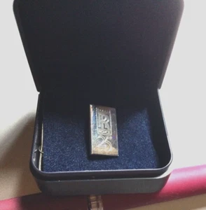 ROLLS ROYCE EMPLOYEES 25 YEARS SERVICE LAPEL BADGE 1970s BOXED UNUSED &STUNNING! - Picture 1 of 4