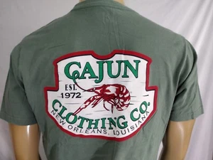 CAJUN ABBIGLIAMENTO CO. T SHIRT Verde Aragosta Logo New Orleans Cotone Adulto Med SS - Foto 1 di 7