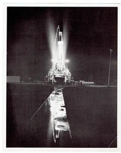 Vintage Schwarzweiß 8x10 Foto Rakete auf Startrampe bei Nacht - Bild 1 von 1