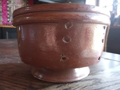 Art Populaire Poterie Ancienne Faisselle en Grès Vernissé (Beauvais ?) piédouche - Photo 1/4