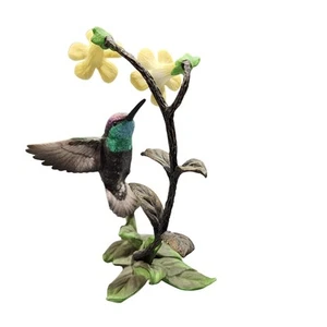 Colibrí Franklin Mint en vuelo alimentándose de flores de trompeta amarilla de colección - Imagen 1 de 11