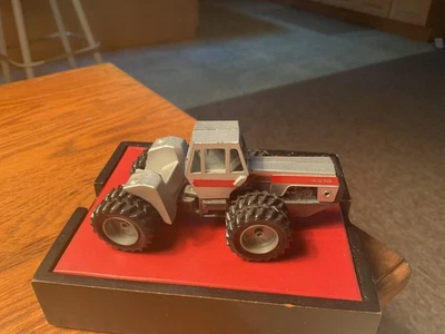 Tractor Ford 4-270 4x4 blanco escala 1/64 con dobles Foto 1 de 4