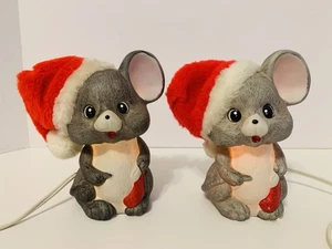 Vintage 2er Set Keramik beleuchtete Weihnachten Mäuse Maus mit Nikolausmütze 7" - Bild 1 von 11
