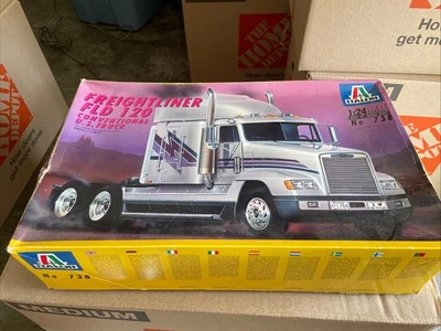 Italeri Freightliner FLD 120 Conventional US Truck 1:24 Model Kit Semi Open Box - Image 1 of 4