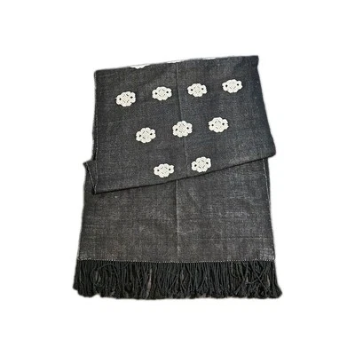 Chal boutique mexicano Casilda Mut negro blanco tejido a mano   Foto 1 de 4