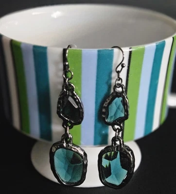 Pendientes colgantes de acrílico facetados de metal y azul verde 2,5" Foto 1 de 3