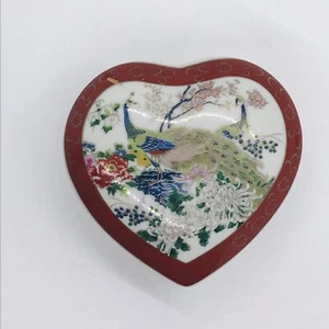Satsuma Japan Scatola Portagioie a Forma di Cuore 3,5” Oro Rosso Pavoni Floreali con Coperchio - Foto 1 di 8