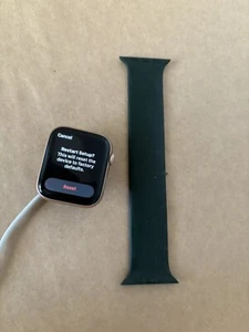 Apple Watch Series 4 and Charger - Zdjęcie 1 z 5