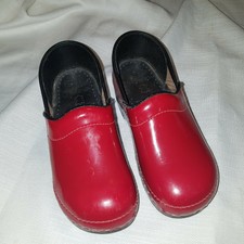 dansko youth clogs