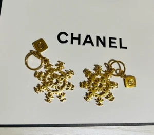Juego de 2 dijes de novedad copo de nieve edición limitada CHANEL Holiday Christmas edición limitada 2024 - Imagen 1 de 1