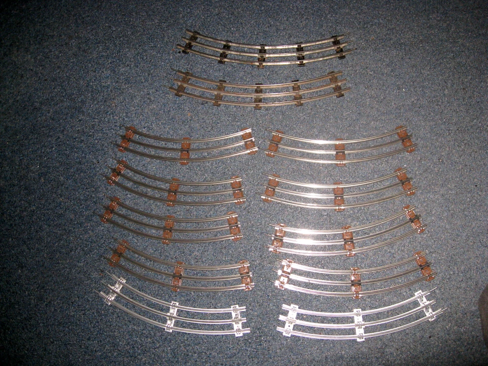 LIONEL, OTHER BRANDS MIX  O-GAUGE TRAIN TRACKS ASSORTED CURVES 12 PIECES - Image 1 of 1