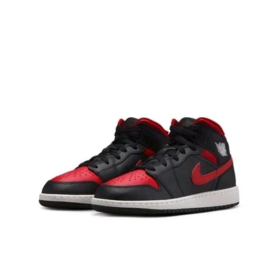 Jordan 1 Mid (GS) Big Kids' 6y/Wms 7.5 Negro/Rojo Universitario-Cumbre Blanco DQ8423-067 Foto 1 de 4