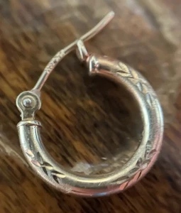 Solid Yellow 14k Gold 1 SINGLE HOOP Earring Tested 100% Real It’s .26 Of A Gram - Picture 1 of 4