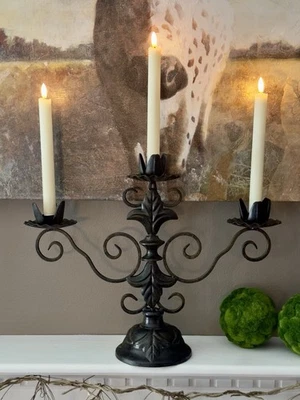 Candelabro de hierro fundido Southern Living Sherwood Forest de 3 brazos bronce frotado con aceite Foto 1 de 4