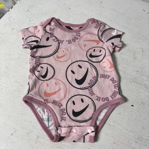 Body para niñas Nike 6M rosa cara sonriente Just Do It - Imagen 1 de 7