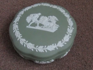 Vintage Wedgwood Green Jasperware Lidded Trinket Box - Picture 1 of 4