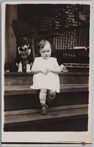 Vestido de saco blanco corto para niño sentado en escalones de porche con cachorro anterior a 1940 RPPC - Imagen 1 de 2