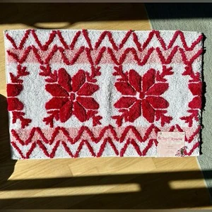 Betsey Johnson Christmas Chevron Snowflakes White and Pink Bath Rug Mat - Picture 1 of 6