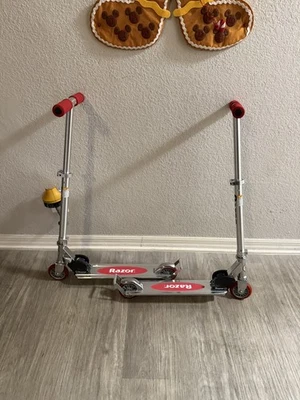 2 Razor A2 Kick Scooter - Rojo, Wheelie Bar, Plegable, Ligero Foto 1 de 4