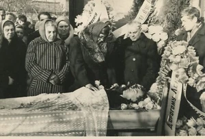 Man post mortem funeral mourning family vintage photo - Picture 1 of 3