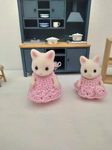 Lote De Ropa Para animales calico critters vestidos ganchillo Sylvanian familia - Imagen 1 de 2