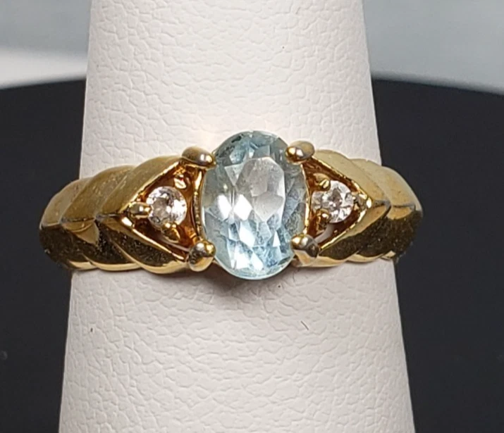 Anillo diseñado chapado en oro de 18k de acero inoxidable topacio azul claro y circonita cúbica talla 5 Foto 1 de 4