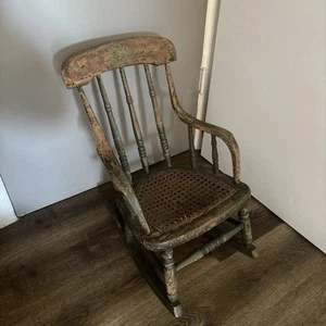 Antiker Kinderschaukelstuhl aus Holz - Bild 1 von 10