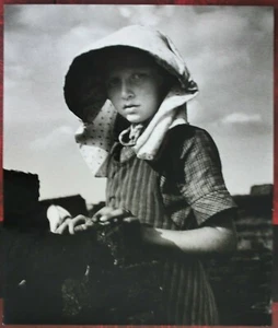 Fotografie Vintageprint Hans Saebens Mädchen an einer Torfmiete Bestätigung 1933 - Picture 1 of 4