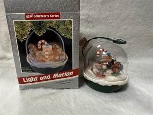 VINTAGE HALLMARK 1989 FOREST FROLICS LIGHT AND MOTION CHRISTMAS ORNAMENT - Picture 1 of 11