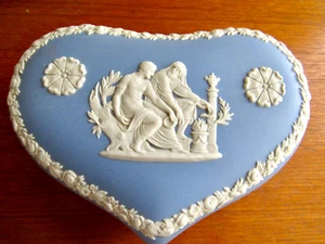 Vintage Wedgwood Jasperware herzförmige Schmuckschatulle-weiß/blau klassisch Relief Deckel - Bild 1 von 11
