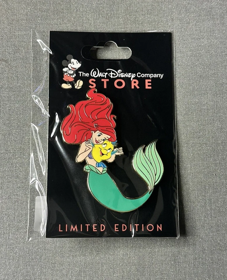 Prendedor Disney D23 Expo 2024 DEC WDCS Abrazos son la mejor Sirenita Ariel Foto 1 de 1