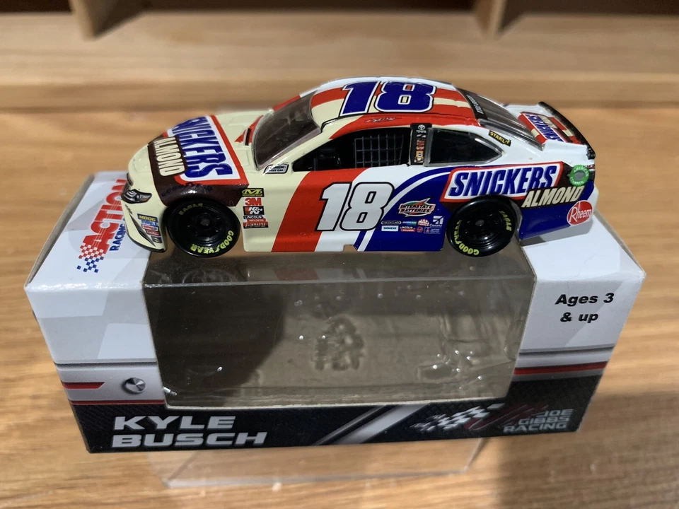 #18 Kyle Busch 1/64 - 2018 Snickers Almond - NASCAR Action Diecast Car Foto 1 de 1