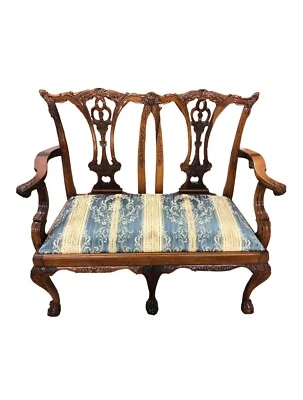 Sofá de dos plazas clásico inglés estilo Chippendale de finales del siglo XIX de caoba Foto 1 de 4