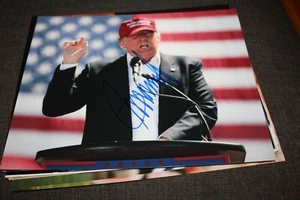 PRESIDENTE FIRMADO POR DONALD TRUMP 8X10 l@@k - Imagen 1 de 2