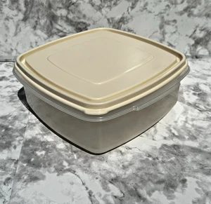 Almacenamiento de colección Rubbermaid Square Servin' Saver - #3 10 tazas, tapa de almendra de 2,4 L - Imagen 1 de 24
