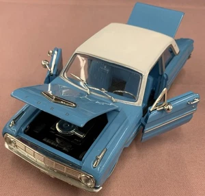 1963 Ford Falcon Futura - 1:32 Die-Cast by Road Signature - Bild 1 von 12