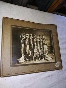 Foto de los años 1920 niñas compañía jugando hermandad escuela secundaria? Pose militar Milwaukee WI - Imagen 1 de 5