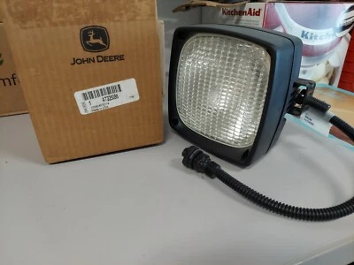 AT225086 John Deere OEM LIGHT  - Image 1 of 3