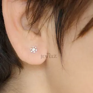 14K Gold 0.08 CT VS/F-G Diamond Tiny Snowflake Studs Earrings - The Jewelz - Picture 1 of 4