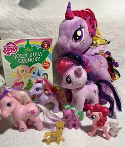 SET BESTEHEND AUS 7 Hasbro MY LITTLE PONY gemischten Figuren Plüsch und Buch & Farbwechselschwanz - Bild 1 von 5