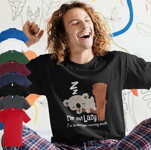 IM NOT LAZY IM ENERGIESPARMODUS ERWACHSENE INSPIRIERT WEICHER STIL UNISEX T-SHIRT  - Bild 1 von 8