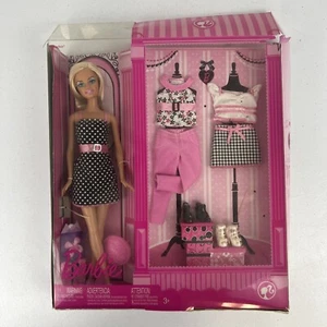 Bambola Barbie ROSA e accessori #P1708 nuova con scatola danneggiata - Foto 1 di 5