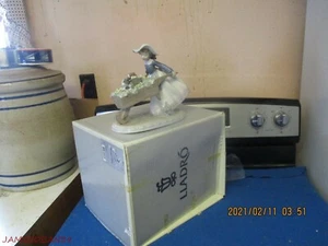 Lladro A BARROW OF FUN Mädchen mit Welpen und Radlauf #5460 IN BOX - Bild 1 von 9