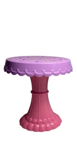 Bambola Barbie Dreamtopia Sweetville Castle ricambio tavolo DYX32 spilla viola - Foto 1 di 6