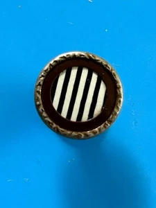Antica piccola spilla foro bottone in metallo a righe - Foto 1 di 4