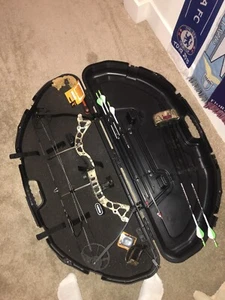Diamond Archery Infinite Edge Right Handed Hunting Compound Bow w/ Case - Picture 1 of 12