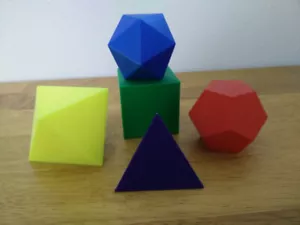 Five 5 Solidi Platonici Set Modelli Geometria Modelli Matematici Stampati in 3D Multicolore - Foto 1 di 3