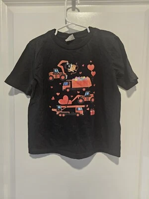 Camiseta xsYouth Valentine's Day Construction Trucks Hearts Candy Cupid preta vermelha - Imagem 1 de 4