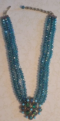 COLLAR COLGANTE CABUJÓN LAMINADO CRISTAL AZUL MULTI HEBRA HEIDI DAUS Foto 1 de 4