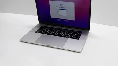 Apple MacBook Pro A1707 15 Core i7 16 GB 256 GB plateado 2016 Foto 1 de 4